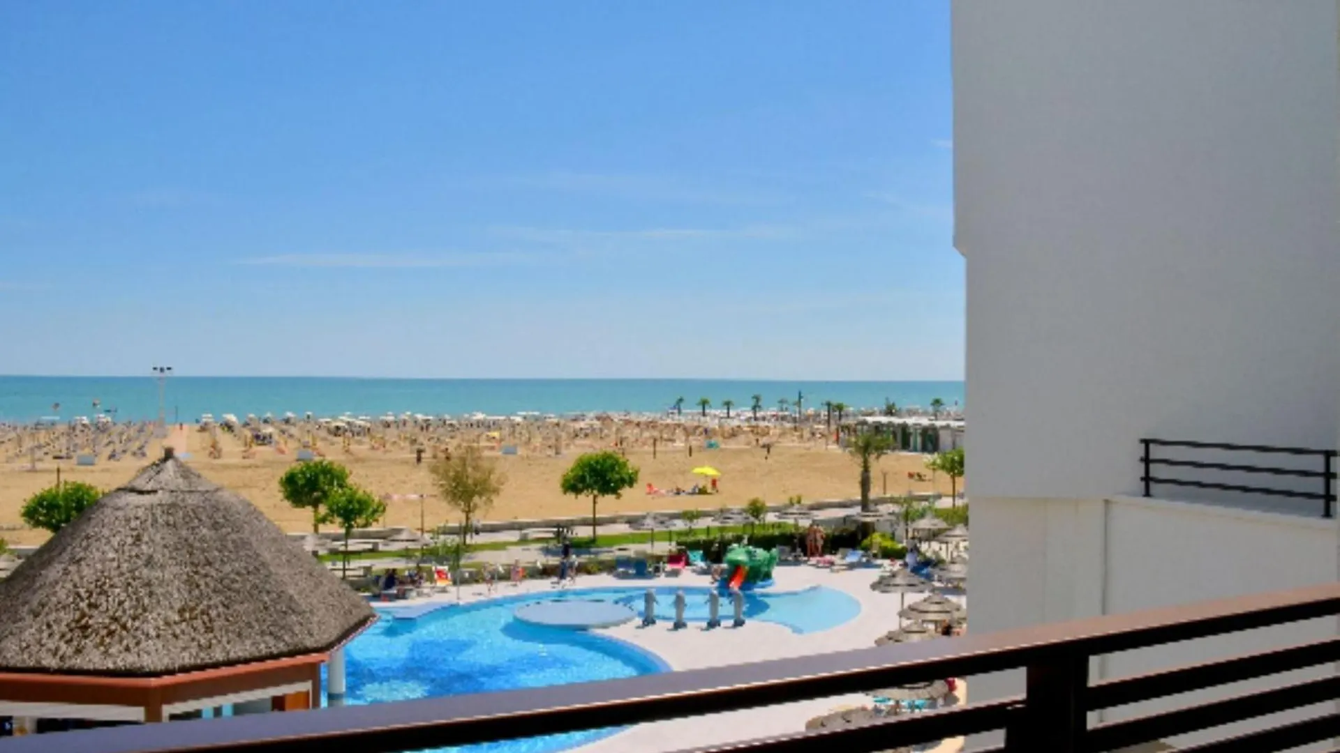 Trendy Seafront Apartment With Terrace Bibione